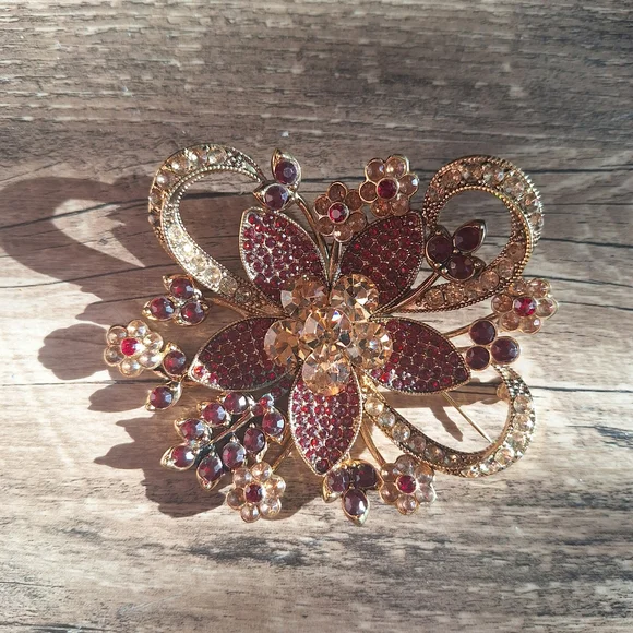 STUNNING Avon Gold and Red Crystal Brooch - Picture 2 of 4